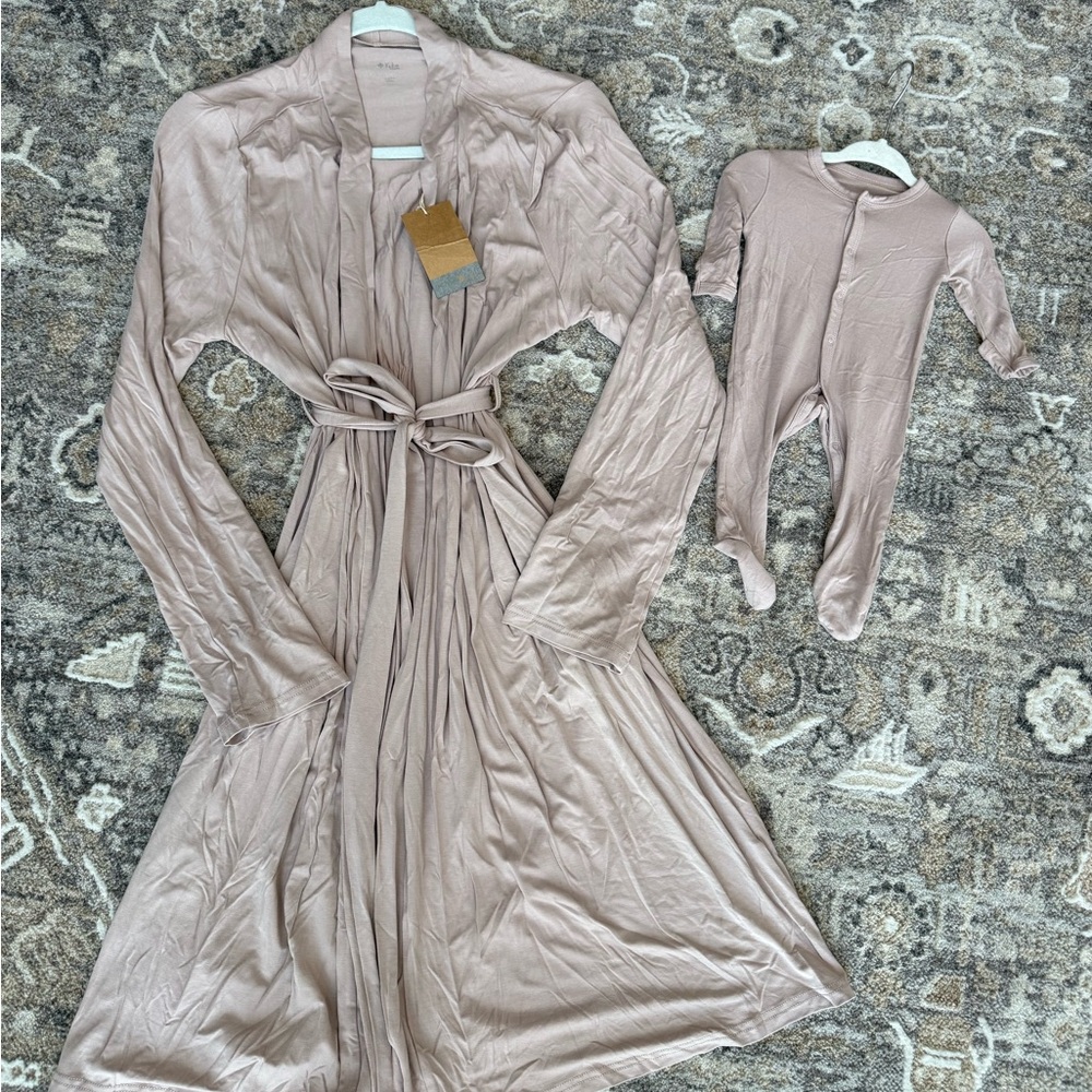 Kyte mommy & me robe and snap footie set